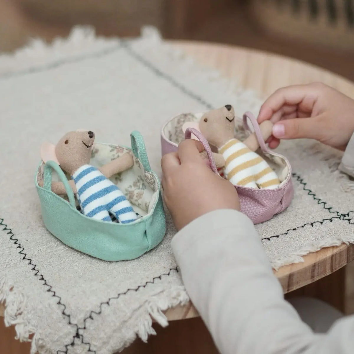 Mini souris en tissu – Petit personnage de 9 cm