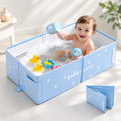 Bébé souriant dans baignoire pliable bleue avec canards jaunes et jouets, idéal pour bain bébé et soins enfant